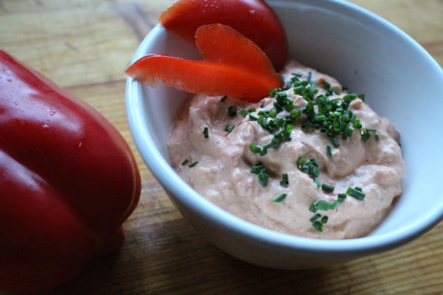 selbstgemachter-paprika-dip-mit-frischkaese-sarah-gairing-utopia-180726_download Selbstgemachter Paprika-Dip mit Frischkäse: Ideal zu gegrilltem Gemüse.