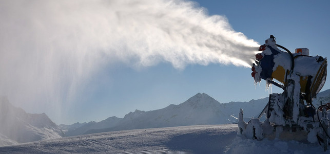 Wintersport Skifahren Schneekanone Wintersport Skifahren Schneekanone