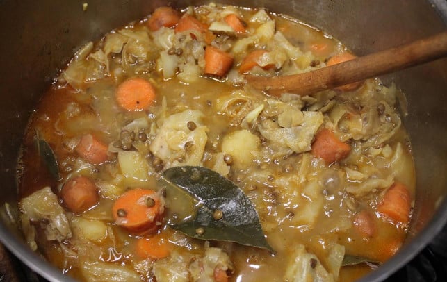 spitzkohl-eintopf-mit-moehren-und-kartoffeln-pascal-thiele-utopia-181130_download Spitzkohl-Eintopf mit Möhren und Kartoffeln.