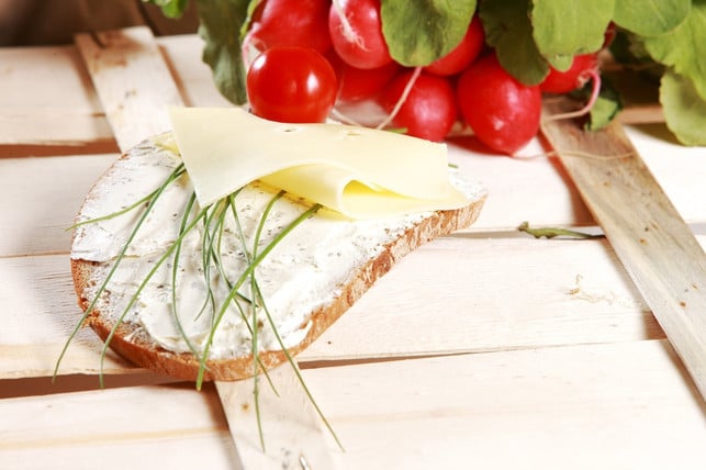 zusammen-mit-frischkaese-und-etwas-salz-kannst-du-d-cc0-pixabay-andreas160578-210426_download Zusammen mit Frischkäse und etwas Salz kannst du die Blüten der Kapuzinerkresse als Aufstrich essen.