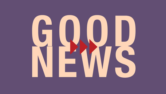 Weniger Krise, mehr Perspektive: Utopia Good News verrät euch jede Woche, was voran geht Großer Schriftzug „GOOD NEWS“ in hellbeiger Farbe auf violettem Hintergrund, mit drei roten Pfeilen, die nach rechts zeigen, in der Mitte des Bildes.