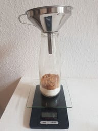 durch-den-trichter-fuellst-du-die-zutaten-nach-und-charlotte-gneupel-utopia-181110_download Durch den Trichter füllst du die Zutaten nach und nach in das Glas.