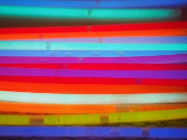 aussen-haben-knicklichter-eine-plastikhuelle-innen-cc0-pixabay-hans-180518_download Außen haben Knicklichter eine Plastikhülle, innen trennt ein Glasröhrchen die Chemikalien voneinander.