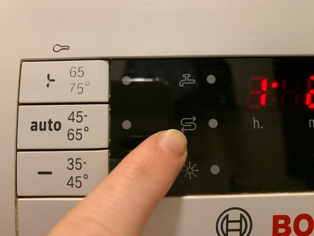 das-spuelmaschinensalz-muss-nachgefuellt-werden-wen-laura-hintereder-utopia-231123_download Das Spülmaschinensalz muss nachgefüllt werden, wenn das Lämpchen neben diesem Symbol aufleuchtet.