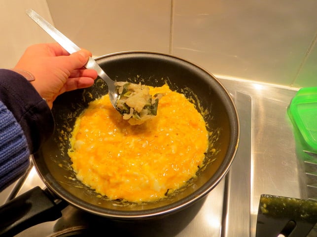 wenn-das-omelette-an-der-oberflaeche-noch-leicht-fl-leonie-barghorn-utopia-190202_download Wenn das Omelette an der Oberfläche noch leicht flüssig ist, kannst du die Füllung darauf verteilen.