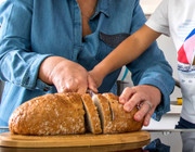 Täglich frisches Brot für die ganze Familie wird mit einem Brotbackautomaten zum Kinderspiel.