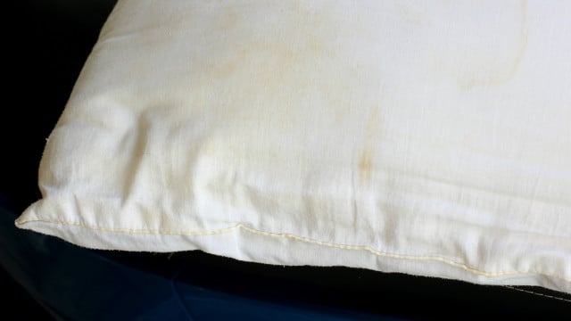 Woher Kommen Gelbe Flecken Auf Weißer Wäsche Gelbe Flecken auf dem Kissen: Grund zur Besorgnis? - Utopia.de