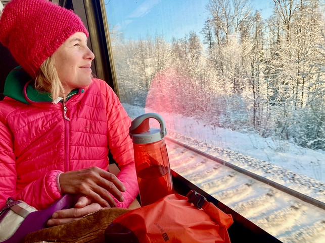 bei-der-skireise-mit-bus-und-bahn-koennen-alle-ents-michael-vitzthum-240112_download Bei der Skireise mit Bus und Bahn können alle entspannen und die Reise wird Teil des Urlaubes.