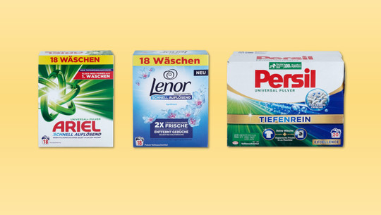 waschmittel-vollwaschmittel-marken-oekotest-260225 Drei Waschmittelpackungen: links Ariel Universal Pulver, schnell auflösend, für 18 Wäschen, mittig Lenor Waschmittel, schnell auflösend, Aprilfrisch, für 18 Wäschen, rechts Persil Universal Pulver, Tiefenrein, für 20 Wäschen.