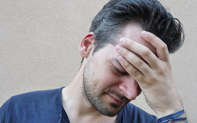 kopfschmerzen-koennen-infolge-des-fluessigkeitsverlu-cc0-pixabay-pheee-180511_download Kopfschmerzen können infolge des Flüssigkeitsverlustes auftreten.