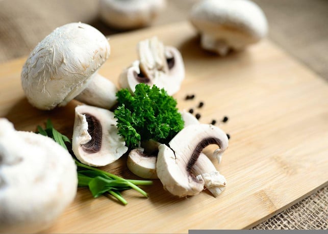 gruenen-spargel-kannst-du-zusammen-mit-champignons-cc0-pixabay-congerdesign-220512_download Grünen Spargel kannst du zusammen mit Champignons zu einem Salat zubereiten.