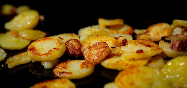 Bratkartoffeln sind eine klassische Mahlzeit mit festkochenden Kartoffeln.