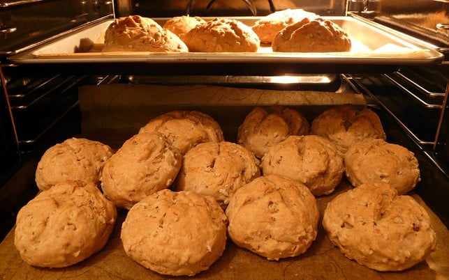 brot-und-broetchen-koennen-auch-im-backofen-aufgetau-cc0-pixabay-hans-180530 Brot und Brötchen können auch im Backofen aufgetaut werden.