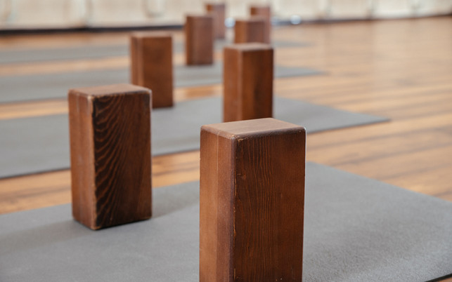 Yoga studio with mats and foam blocks Yogaklötze aus Holz sind sehr robust.