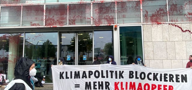 Vor der rot bespritzen CDU-Zentrale stand auf einem Transparent: „Klimapolitik blockieren = mehr Klimaopfer“.