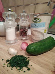 diese-zutaten-brauchst-du-fuer-veganes-zaziki-utopia-inke-klabunde-171105_download Diese Zutaten brauchst du für veganes Zaziki.