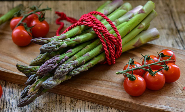 gruener-spargel-mit-violetten-spitzen-und-schuppen-cc0-pixabay-ritae-220507_download Grüner Spargel mit violetten Spitzen und Schuppen ist besonders gesund.