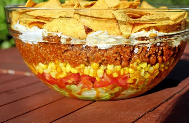 mexikanischer-schichtsalat-schmeckt-auf-ohne-hack-cc0-pixabay-couleur-190429_download Mexikanischer Schichtsalat schmeckt auf ohne Hack.