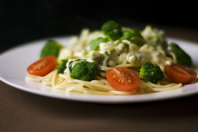 Broccoli goes well with spaghetti in the summer.