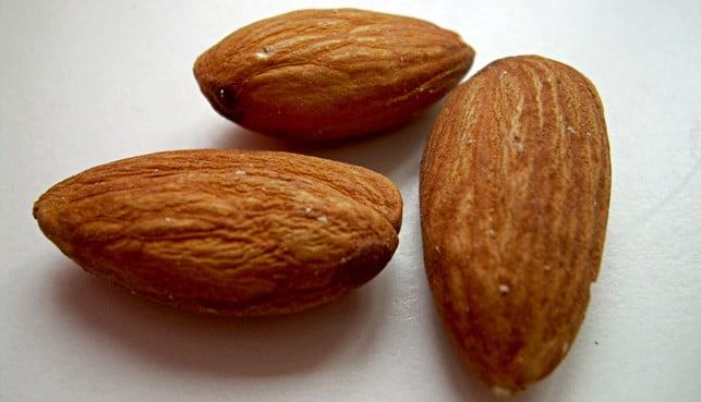 Mandeln Mandeln sind gesünder als die Mandelmilch, die aus ihr gemacht wird