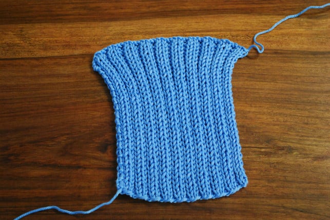 so-sieht-der-fertig-gestrickte-pulswaermer-aus-melanie-von-daake-utopia-190413_download So sieht der fertig gestrickte Pulswärmer aus.