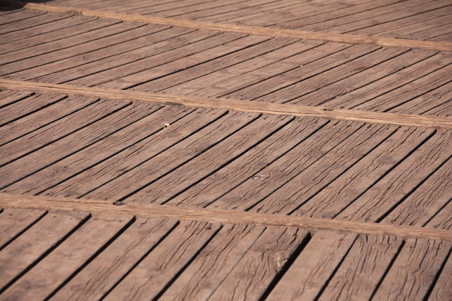 holz-terrasse-reinigen-dann-oelen-cc0-pixabay-buecherwurm_65-210521_download Mit verschiedenen Hausmitteln kannst du den Holzbelag deiner Terrasse reinigen.