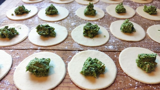 achte-darauf-nicht-zu-viel-fuellung-auf-den-teig-z-sarah-gairing-utopia-241217 Achte darauf, nicht zu viel Füllung auf den Teig zu geben.