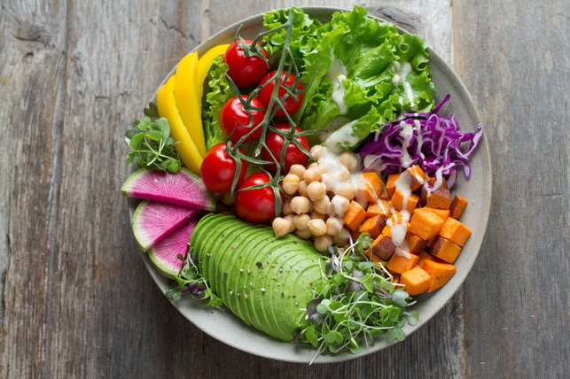 eine-klassische-buddha-bowl-ist-bunt-du-kannst-s-cc0unsplashanna-pelzer-180928_download Eine klassische Buddha Bowl ist bunt - du kannst sie aber auch einfarbig gestalten.