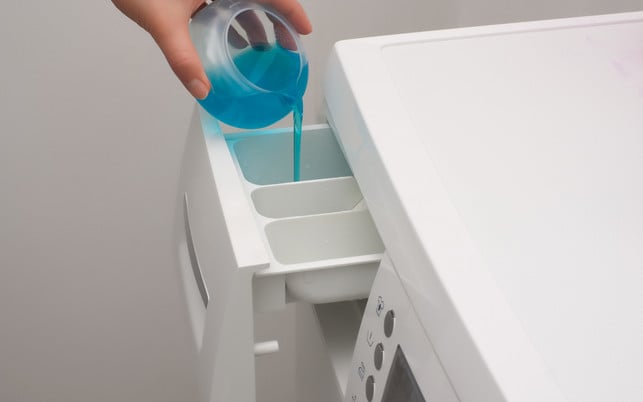 Adding detergent to dispenser Du kannst Feinwaschmittel verwenden, um eine Softshelljacke zu waschen.
