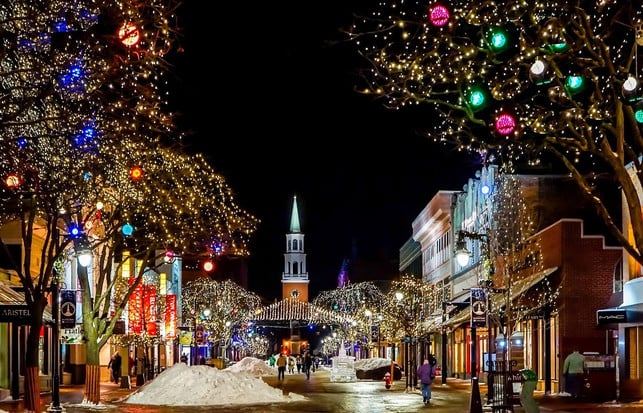 prunkvolle-weihnachtsbeleuchtungen-verbrauchen-lei-cc0-pixabay-mariamichelle-181029_download Prunkvolle Weihnachtsbeleuchtungen verbrauchen leider sehr viel Strom.