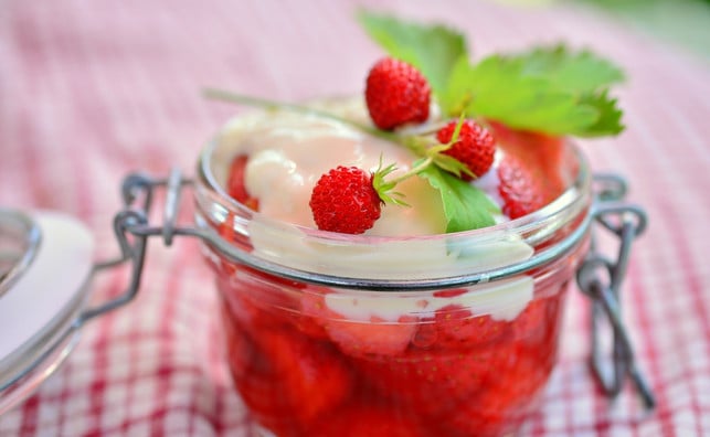frische-erdbeeren-als-dessert-cc0pixabaycongerdesign-170725 Zur Erdbeerzeit gibt es heimische Erdbeeren als Dessert.