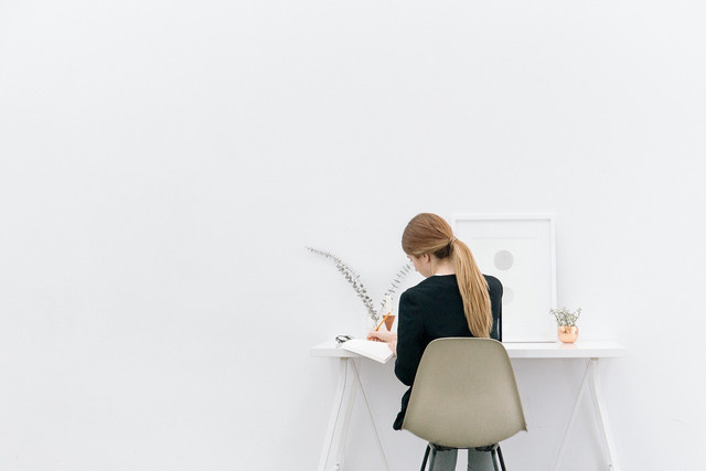 yoga-while-sitting-can-makes-it-easy-to-work-cc0-pixabay-stocksnap-221107_download Sitting yoga can be easily integrated into everyday work.