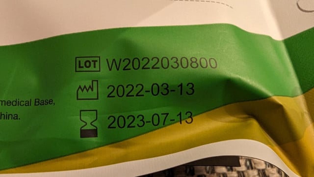 Corona rapid tests have a shelf life of one year.  The expiry date is symbolized by an hourglass.