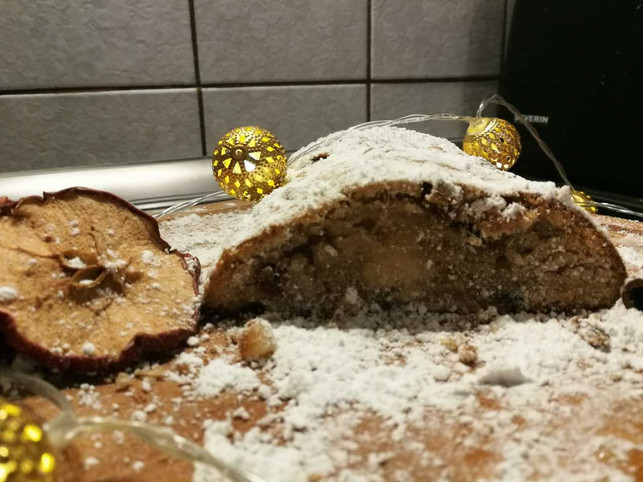 veganer-stollen-ist-saftig-und-schmeckt-herrlich-w-copyright-utopia-inke-klabunde-191112_download Veganer Stollen ist saftig und schmeckt herrlich weihnachtlich.