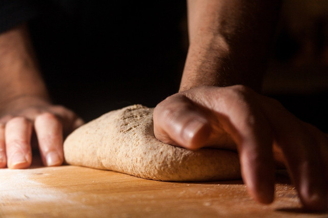 forme-aus-dem-teig-flache-ovale-fladen-cc0-pixabay-giulioperricone-200608_download Um Grillbrot zuzubereiten, musst du aus dem Teig flache, ovale Fladen formen.