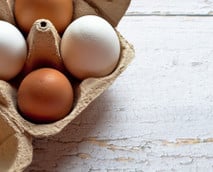 Rohe Eier essen: Das solltest du beachten