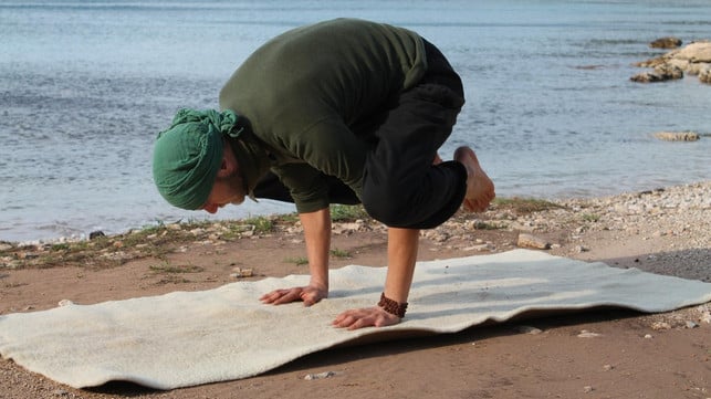 diese-variation-der-kraehe-ist-fuer-anfaenger-besser-pascal-thiele-utopia-181203_download Diese Variation der Krähe ist für Anfänger besser geeignet als die volle Variante des Yoga-Asana.