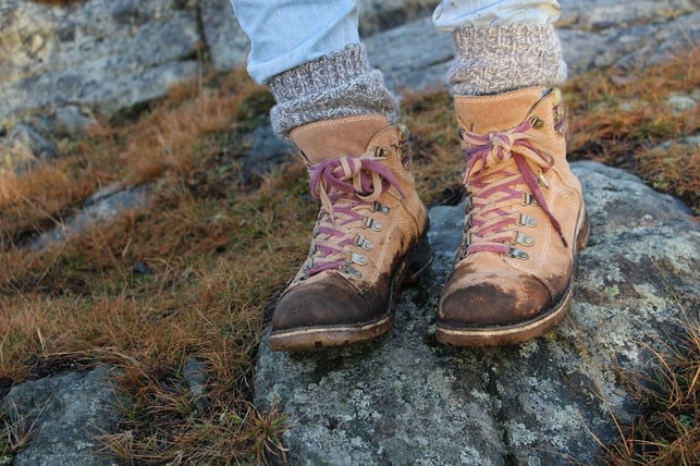 durch-impraegnieren-halten-deine-wanderschuhe-wasse-cc0-pixabay-tabeajaichhalt-220327_download Imprägnieren gehört auch zur Pflege von Wanderschuhen.