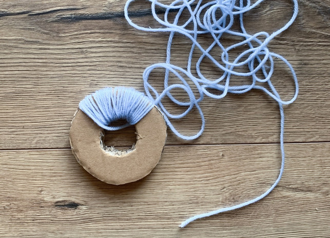 den-faden-musst-du-um-die-schablone-wickeln-katrin-baab-utopia-191227_download Den Faden musst du um die Schablone wickeln.