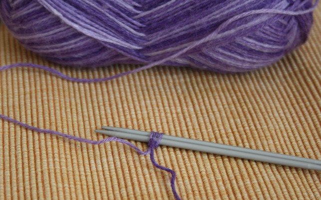 der-anschlag-fuer-das-dreieckstuch-besteht-lediglic-maria-hohenthalutopia-191107_download Der Anschlag für das Dreieckstuch besteht lediglich aus drei Maschen.