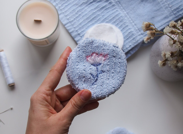 wiederverwendbare-abschminkpads-sind-die-nachhalti-cc0-unsplash-milena-trifonova-230801_download Wiederverwendbare Abschminkpads sind die nachhaltigere Alternative zu Wegwerf-Abschminktüchern.