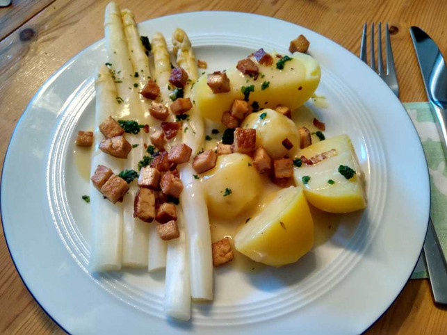 vegane-speckwuerfel-schmecken-super-zu-frischem-s-copyright-utopia-inke-klabunde-180521_download Vegane "Speckwürfel" passen zu frischem Spargel.