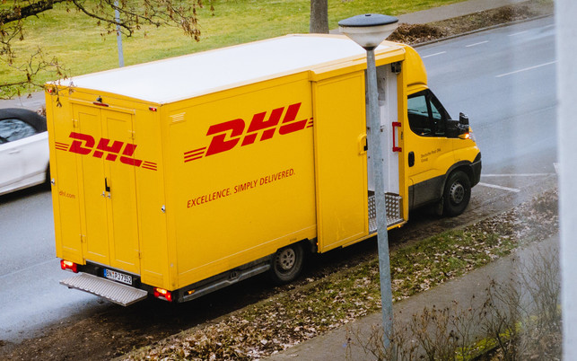 corona-online-shoppen-paketdienst-us-cc0-maxim-200326-1280x800 Onlineshopping während der Coronakrise: Richtiger Umgang mit Zustelldiensten