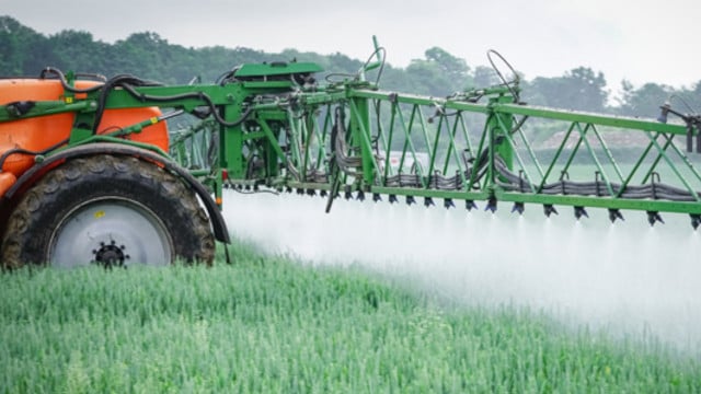 Glyphosat wird auf vielen Feldern gespritzt. Glyphosat wird auf vielen Feldern gespritzt.