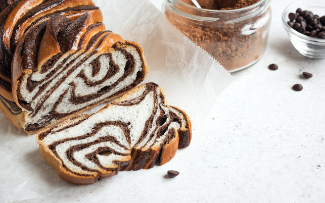 Chocolate Babka or Brioche Babka kannst du mit einer Schokoladenfüllung backen – aber auch Zimt passt gut dazu.