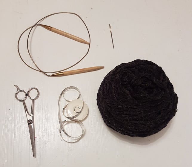 materialen-fuer-einen-selbst-gestrickten-loop-schal-charlotte-gneupel-utopia-190227_download Mit diesen Materialien kannst du einen Loop-Schal stricken.
