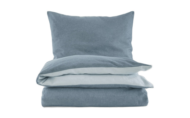 die-wende-bettwaesche-von-hessnatur-gibt-es-in-stah-c-hessnatur-240117_download Die Wende-Bettwäsche von Hessnatur gibt es in stahlblau und nougat.