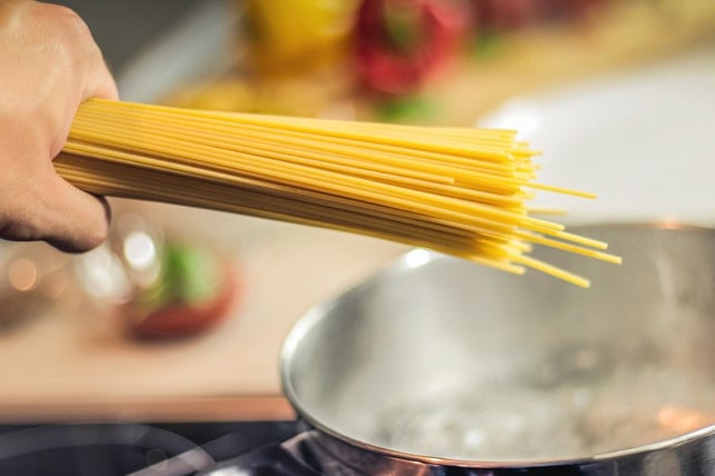 wasser-erhitzen-fuer-spaghetti-direkt-im-topf-cc0-pixabay-jeshoots-com-191221_download Wasser erhitzen für Spaghetti direkt im Topf