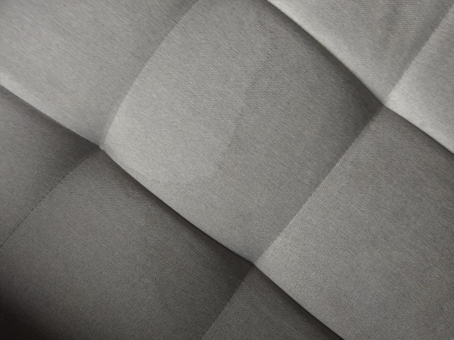 wasserflecken-auf-dem-sofa-hinterlassen-laestige-rae-utopia-klara-obermair-200615_download Wasserflecken auf dem Sofa hinterlassen lästige Ränder, können aber wieder entfernt werden.