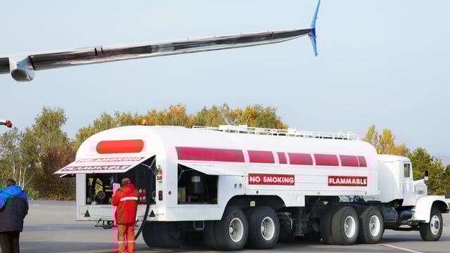airplane refueling Kersosinpreis Flugzeug tanken
